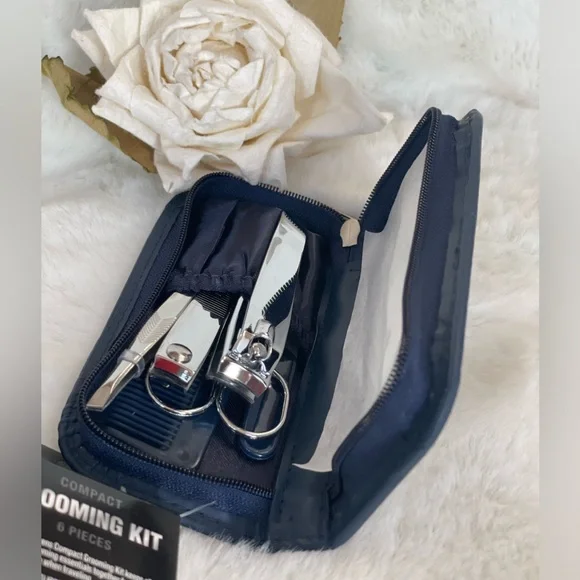 New with tags COMPACT GROOMING KIT 6 PC. Pocket comb, Finger & Toe nail clippers - Picture 2 of 4